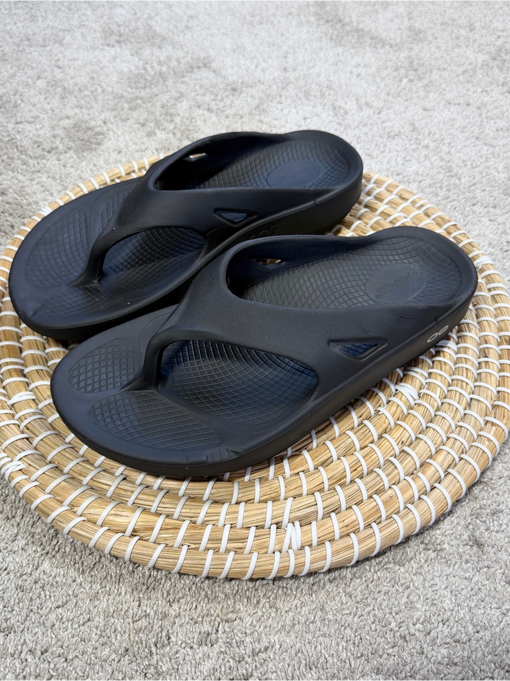 OOFOS Women’s OOriginal Recovery Lightweight Thong Flip Flop Sandals in Black 10 - Picture 4 of 13